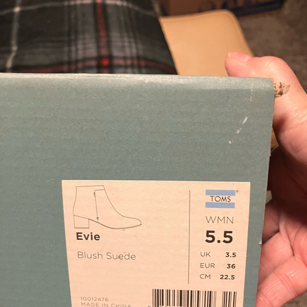 These are a beautiful blush suede. Size 5.5 wide